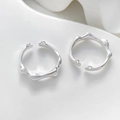Makroansicht silberner verstellbarer Ringe mit Bambustextur und polierter organischer Form - 2# Silber