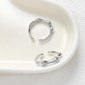 Verstellbarer silberner Ring im Bambus-Stil mit Wellentextur auf Keramikteller - Silber