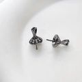 Dettaglio macro del gancio per gioielli fai-da-te nero con pietre in zirconia micro-pave - Canna di fucile