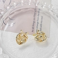 Dettaglio della base per orecchini con nodo dorato, cerchio a corda e porta perla - Oro Lucido 18K