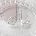 Dettaglio macro di orecchini a fiocco in argento con texture a corda intrecciata - Argento Opaco
