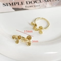 Detailansicht eines 17mm Goldrings mit dreiblättrigem Blumendesign und Zirkonia-Besatz - 18K Gold (Stil 5)