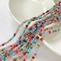 Vue détaillée de perles en verre facettées colorées sur un plat en cœur blanc - 120 pcs/rang (3,5 mm) / Mélange Couleurs Bijoux Éclatants (6#)