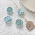 Détail macro de perles DIY facettées bleu clair avec sertissage de strass argentés - Bleu Transparent Style 3