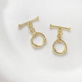 Vue macro d'un fermoir à bascule OT plaqué or 14k avec détails gravés sur fond blanc - Style Rond Ondulé / 3# Or 18K (Prix Unitaire)