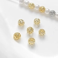 Gros plan de perles d'espacement creuses plaquées or 14 carats avec bijoux - Petit / Or 14 carats