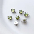 Macro-opname van olijfgroene kroon-zirkonia-hangers met verzilvering en buigringen - 4# (Olijfgroene Zirconia)