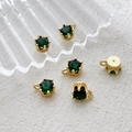 Vue macro de pendentifs couronne plaqués or 14 carats avec zircons vert émeraude pour bijoux - Prix ​​d'une Unité De #7 Rétro Vert Zirconium