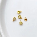 Dettaglio di cinque ciondoli tondi in zircone giallo con castone dorato per gioielli DIY - Oro-Giallo Chiaro