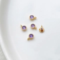 Dettaglio macro del marchio 925 su ciondolo placcato oro con zircone viola tondo - Oro-Viola