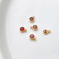Detalle de colgantes bañados en oro 18k con circonitas rojas en engaste de garras - Dorado-Rojo