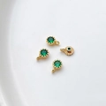 Detalle macro de colgantes de circón verde chapados en oro 18k para joyería DIY - Oro-Verde