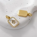 Macro-opname van de 14k vergulde schoppenaas hanger met parelmoer en zirkonia-stenen - Schoppen Stijl (3#)