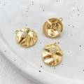 Detailansicht der 14k goldgefüllten Herz-Knopf-Anhänger mit Zirkonia-Inlay für DIY-Schmuck - Gold