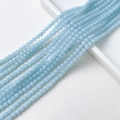 Gros plan de perles en pierre naturelle bleu clair pour bijoux DIY sur cuir blanc - 2mm / Style 13 Bleu Clair (2MM)
