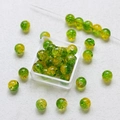 Makro-Detail von 8mm grün-orangen Glasperlen mit Crackle-Effekt für DIY Schmuck - 10er Pack / 6# Grün Und Orange Verlauf