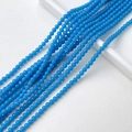 Gros plan de perles en pierre naturelle bleue de 2-4mm sur plateau blanc pour bijoux DIY - 2mm / Style 18 Bleu Vif (2MM)