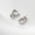 Vista macro di accessori per orecchini argentati con disco micro-pavé e perno a vite - Connettore per Ciondolo con Perno (Stile 2) / Argento