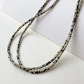 Makroaufnahme von 2x4mm Dalmatiner-Jaspis-Röhrenperlen für DIY-Schmuckmaterial - Dalmatinerjaspis