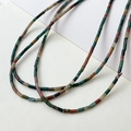 Makroaufnahme von 2x4mm Röhrenperlen aus natürlichem buntem Achat für DIY-Schmuck - Indischer Achat