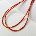 Makroansicht von 2x4mm roten Achat-Röhrenperlen für die DIY-Schmuckherstellung - Roter Achat