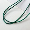 Detailansicht der 2x4mm zylindrischen grünen Malachit-Perlen für DIY-Schmuck - Malachit