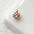 Primo piano di ciondolo in zircone rosa con montatura a gabbia dorata per gioielli fai-da-te - Rosa Tondo (2# 18k)