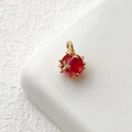 Dettaglio di un ciondolo in zircone rosso sfaccettato con montatura a gabbia placcata oro 14k - Rosso Tondo (5# 18k)