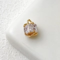 Dettaglio del ciondolo quadrato in zirconia cubica placcato oro 14k con castone a 4 griffe - Bianco Trasparente Quadrato (8# 18k)