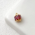 Dettaglio macro del ciondolo quadrato in zircone rosso placcato oro 14k stile vintage - Rosso Scuro Quadrato (11# 18k)