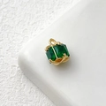 Vista macro del ciondolo quadrato in oro 14k con zirconi cubici verdi incastonati - Cubo Verde Smeraldo (12# 18k)