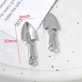 Vue macro de pendentifs pelle argentés de 30x9mm pour la création de bijoux DIY et accessoires - Pelle (6#)