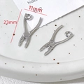 Détail d'un pendentif mini clé à molette argenté de 23x11mm pour la création de bijoux - Pliers (7#)