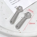 Vue détaillée de pendentifs clé à molette argentés avec strass, 13mm sur 39mm - Clé en Strass (13#)