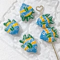 Dettaglio di perline di pesce in ceramica a righe colorate per gioielli fai da te - Pesce Celeste (2#)