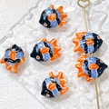 Dettaglio macro di perline di pesce tropicale dipinte a mano per gioielli fai da te - Pesce Fantasia Arancione Nero Azzurro (5#)