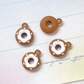 Detaillierte Nahaufnahme von vier Donut-Anhängern aus Harz mit Glasur für DIY-Schmuck - Dunkelkaffee Donut (9#)