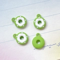 Details von vier grünen Donut-Anhängern mit weißem Guss für DIY-Schmuck - Grasgrüner Donut (10#)