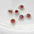 Vista macro de colgantes redondos bañados en oro 14k con circón rojo y borde milgrain - 6# Tono Plateado Zirconia Rojo Naranja