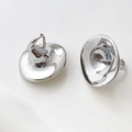 Macro-detail van zilveren toenaarshoed bedeltjes met gepolijste afwerking voor DIY-sieraden - Groot / Zilver