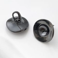 Macro-opname van gunmetal onregelmatige metalen knopen met glanzende plating en achterkant - Groot / Gunmetal