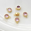 Detalle macro de 5 colgantes redondos de circón rosa bañados en oro con bordes milgrain para DIY - 12# Tono Dorado Zirconia Rosa