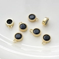 Vista macro de colgantes de cobre bañados en oro de 14k con circonitas negras facetadas - 18# Tono Dorado Zirconia Negro