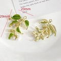 Dettaglio di ciondoli a foglia dorata con smalto verde, perle e cristalli per gioielli DIY - Pendente Foglia Verde con Strass e Perla (6#)