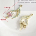Dettaglio pendente floreale in lega con dimensioni e smalto per la creazione di gioielli - Connettore Floreale Rosa e Bianco (7#)