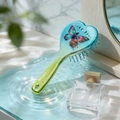 Herzförmige Haarbürste mit Schmetterlingsmuster und gelbblauem Farbverlauf im Wasser - Schmetterlingsmuster (Schleife)