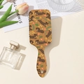 Detailansicht der rechteckigen Haarbürste mit Dackel-Druck und Blumen auf einem Tisch - Braun Dackel Blumenmuster (A)
