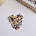 Macro shot of heart-shaped acetate hair comb with tortoiseshell pattern and smooth edges - Light Leopard