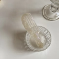 Dettaglio del pettine in acetato perlato con denti lisci in una ciotola di vetro - Colore Sirena