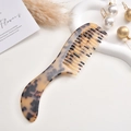 Elegante kam met brede tanden van acetaat en schildpadmotief voor krullend haar - Lichte Luipaardprint